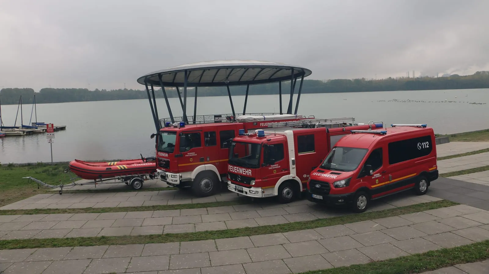 Die Fahrzeuge des Löschzug 31 mit Rettungsboot am Blausteinsee