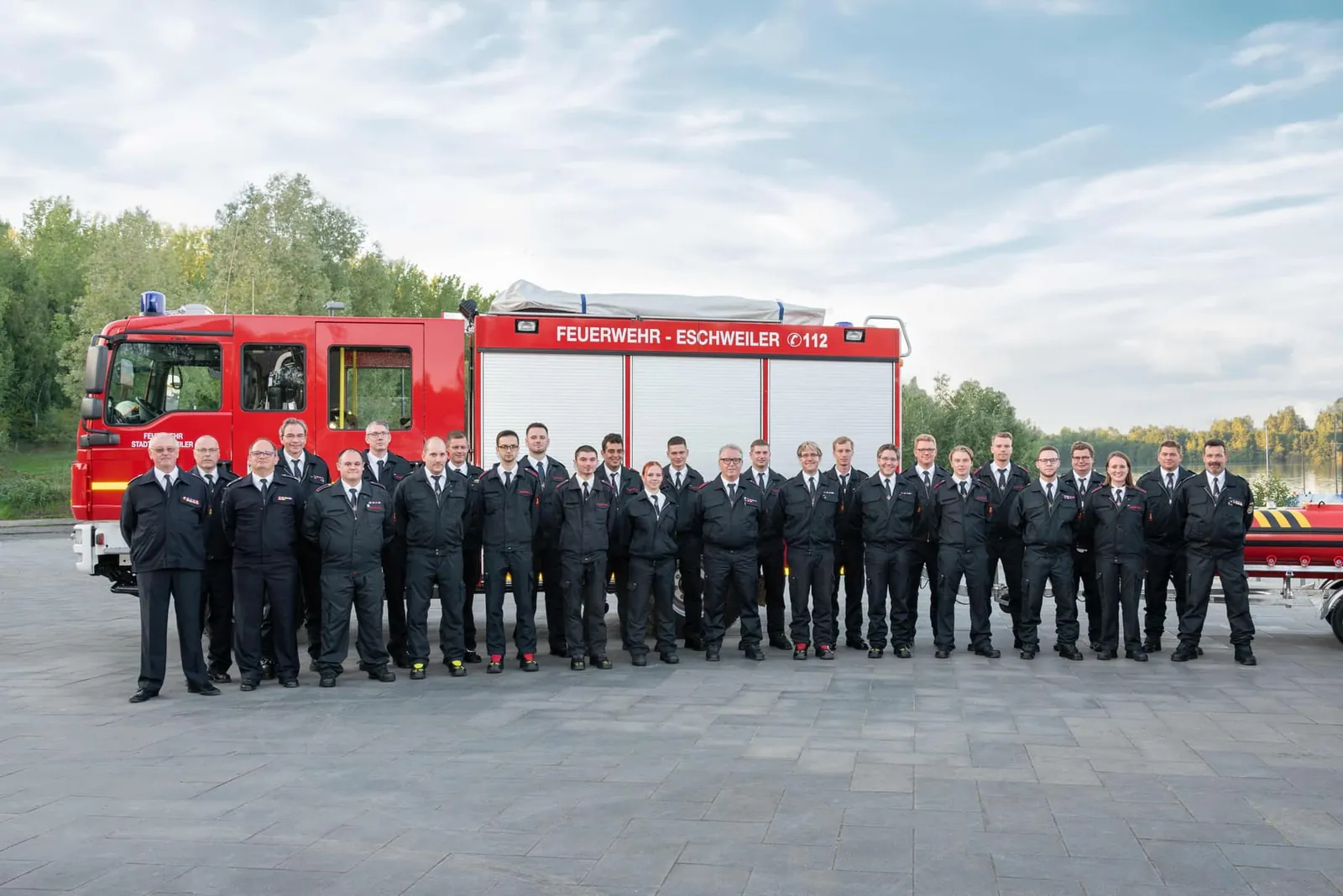 Die Mannschaft des Löschzug 31 Dürwiß in Dienstuniform vor einem Löschfahrzeug
